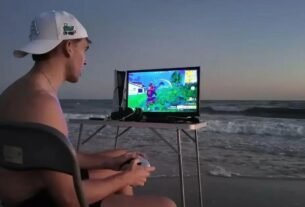 Jovem streamer surpreende ao jogar PS5 em frente ao mar