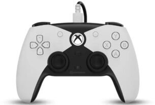 Conheça o novo mando The Competitor da Hyperkin para Xbox