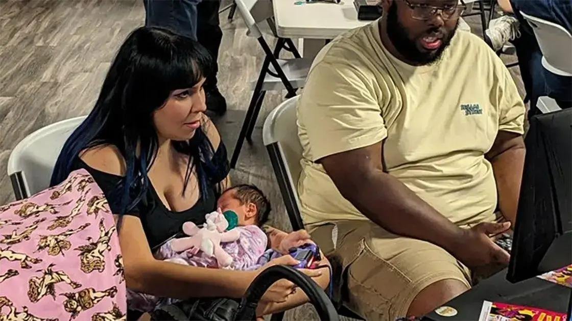 Mãe vence torneio de Mortal Kombat enquanto cuida do bebê recém-nascido